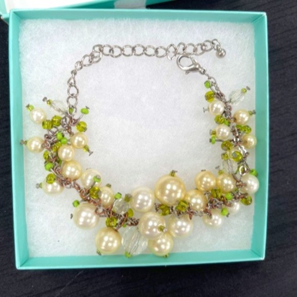 PEARL AND PERIDOT BOUTIQUE CUSTOM BRACELET - Picture 1 of 3